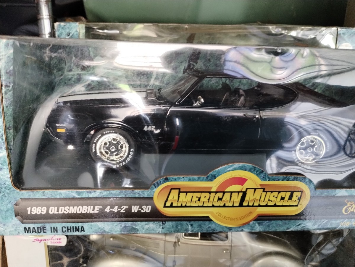 ERTL American Muscle Diecast 1969 Olds 442, W-30 Black/White