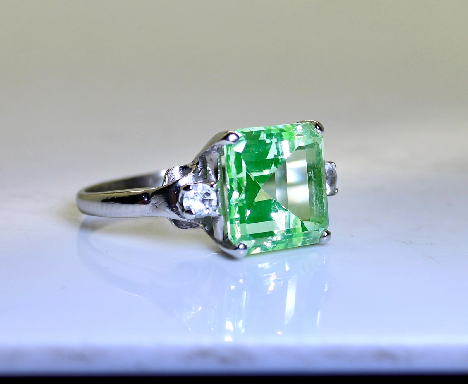 Gorgeous 10K Solid White Gold Large Synthetic Gre… - image 1