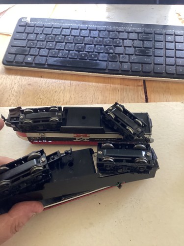Collection of vintage HO scale locomotives.All untested.Most need work. - Picture 21 of 21