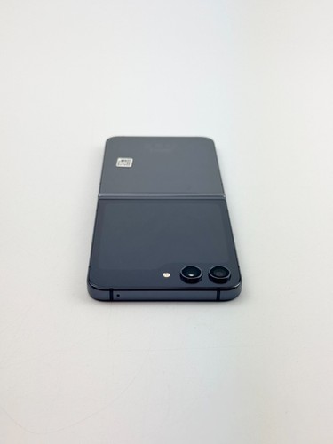Samsung Z Flip 5 512GB - Graphite (SIM-Free) Very Good - Picture 4 of 12