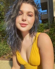 BEAUTIFUL Sammi Hanratty American actress YELLOWJACKETS SHAMELESS 8X10 Photo