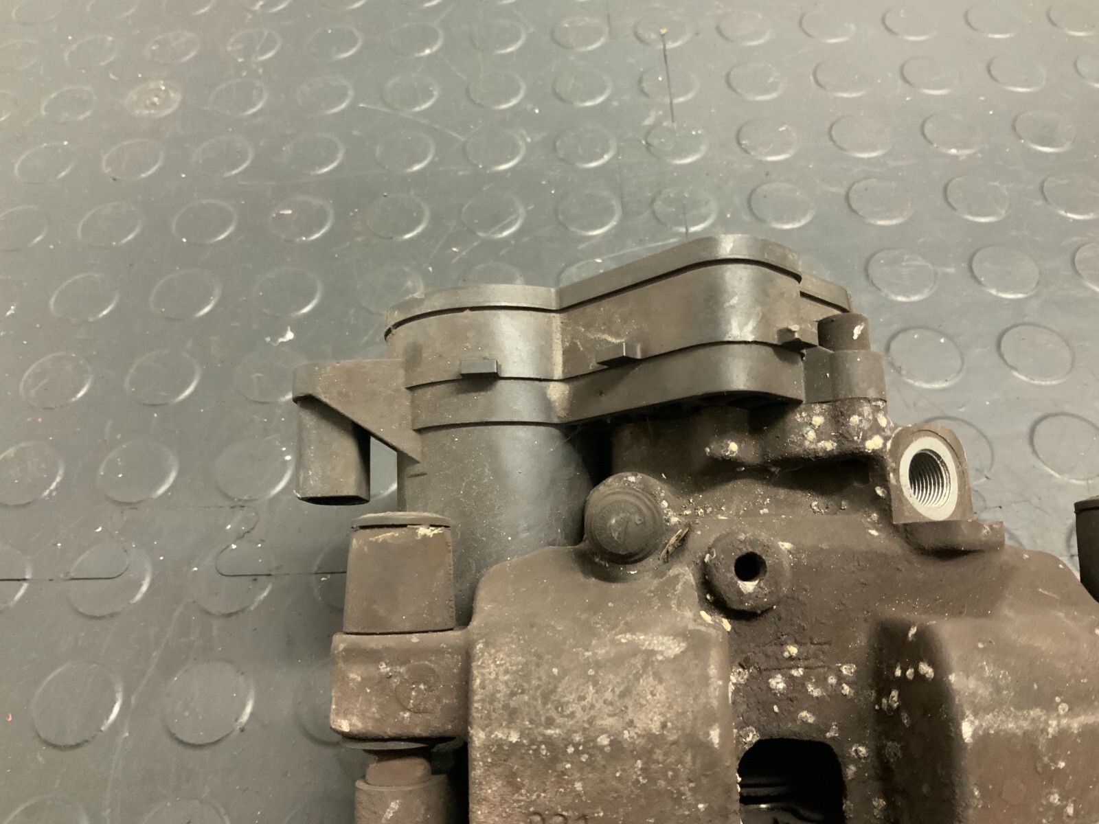 MERCEDES BENZ C-CLASS W205 PASSENGER SIDE REAR BRAKE CALIPER  