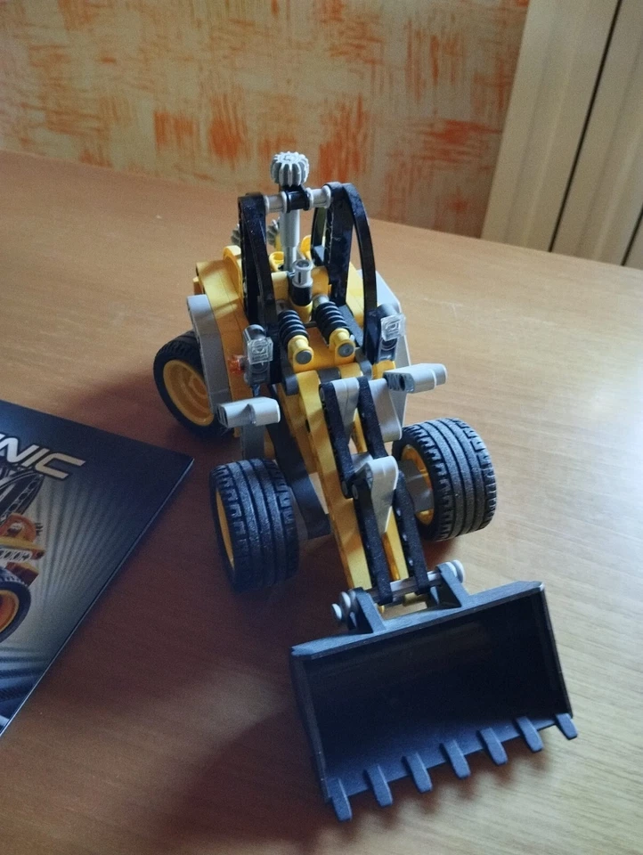 LEGO Technic 8271 Wheel Loader, foto 2 di 3