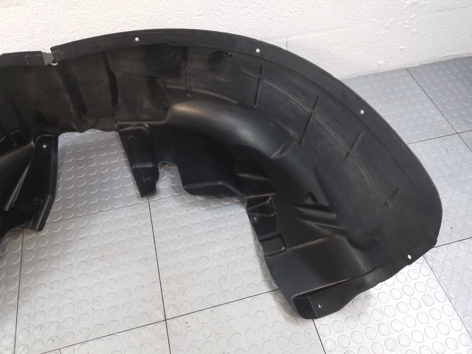 2017 - 2020 Maserati Levante REAR RIGHT FENDER ARCH SPLASH GUARD
