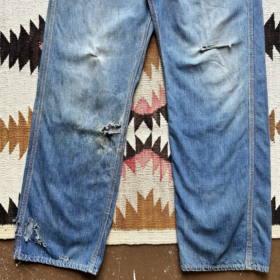 Jeans de mezclilla vintage años 50 60 triturados y reparados talla 31 Foto 3 de 4