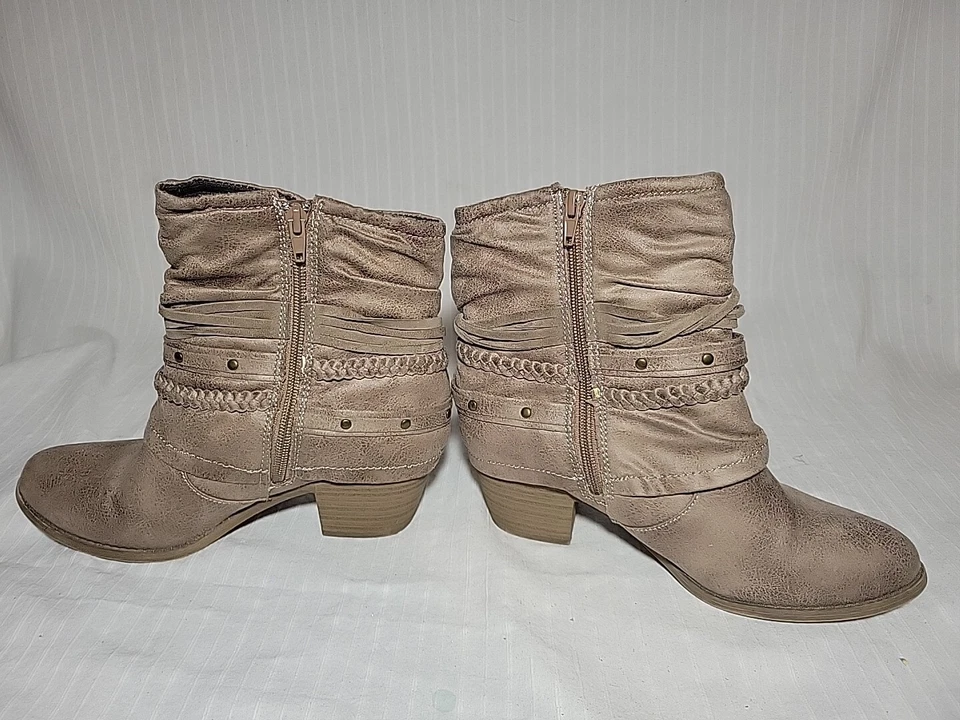 Botines JellyPop. Flecos de cuero gris con tachuelas talla 9 Foto 3 de 4