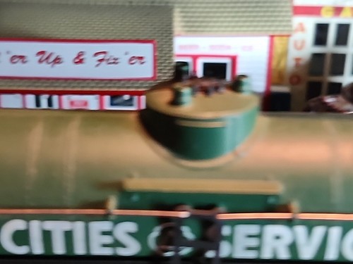 ATHEARN RTR CITIES SERVICE GAS TANKER GREEN/HO 1/87 BUILT 4 LAYOUT 2546 KNUCKEL - Picture 5 of 15