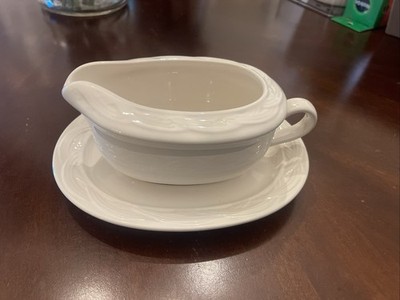 Pfaltzgraff Acadia White 16 oz Gravy Boat With Underplate