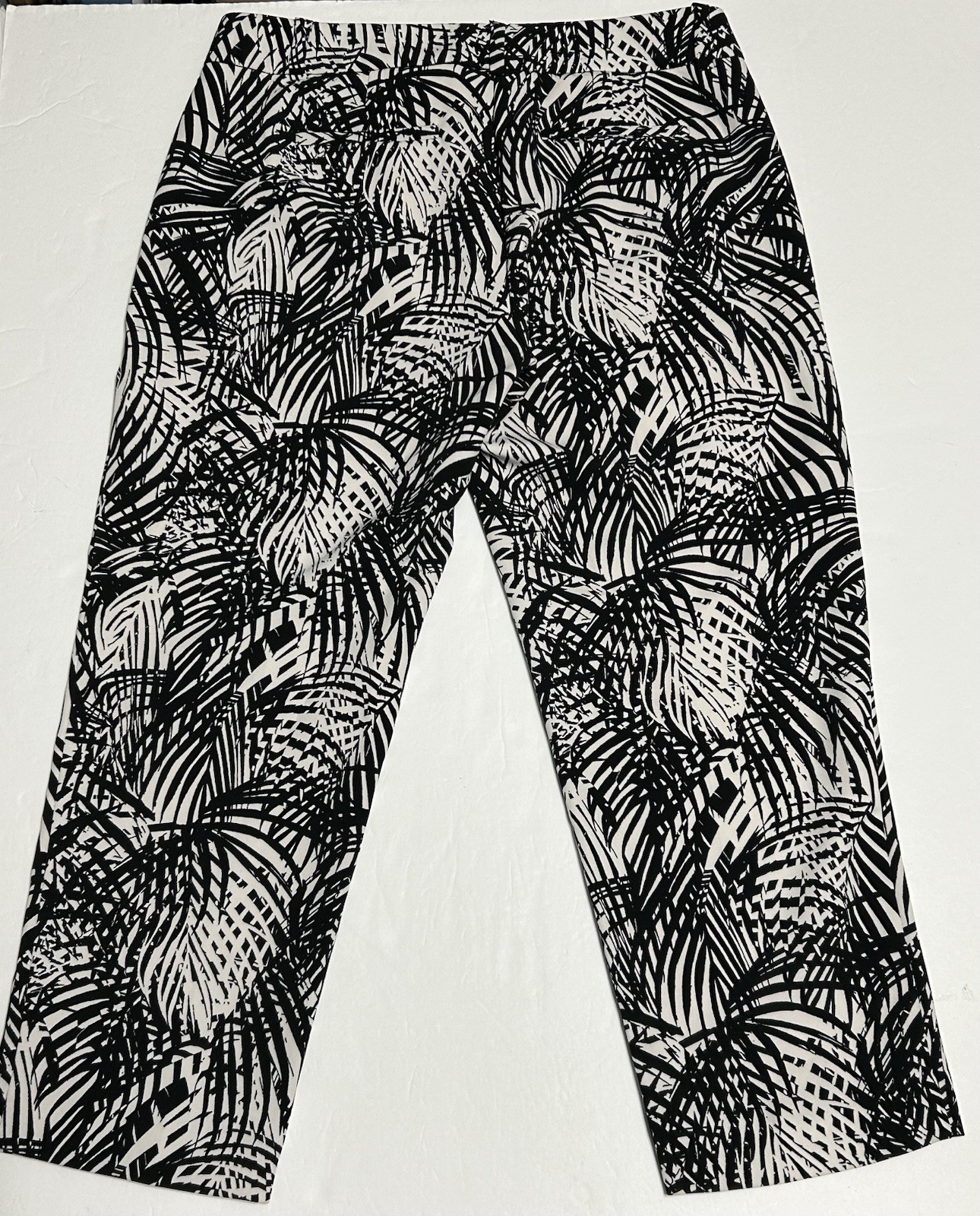 Apt. 9 Essentials Torie Women's Black & White Palm Floral Print Capri Pants Sz 6 thumbnail 16