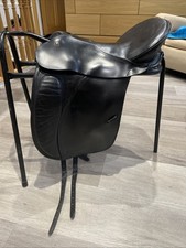 Solution Treeless Saddle Black Dressage Size 4 & Fleece Cover