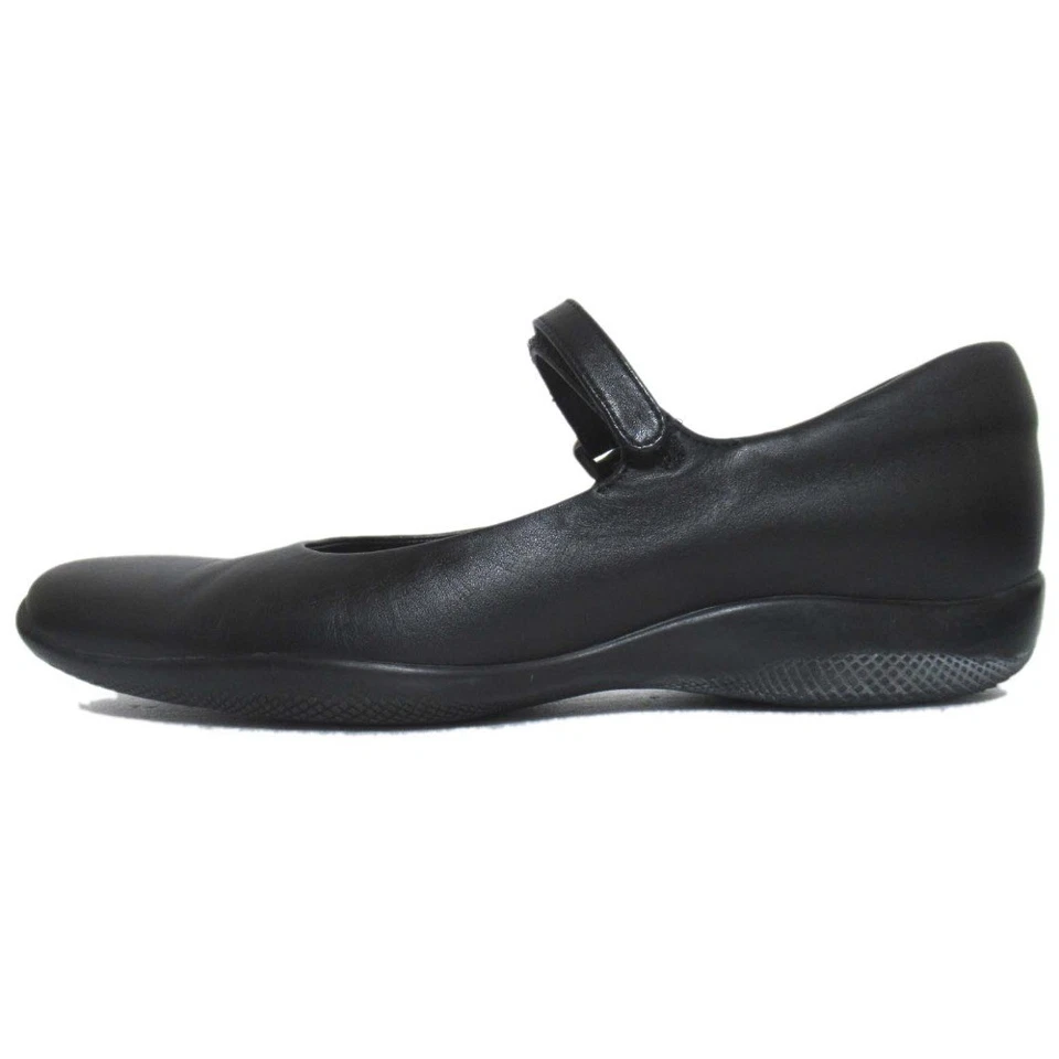 Zapatos de salón Prada Sport Mary Jane de cuero con punta cuadrada, talla 34,5 negros para mujer USADOS Foto 2 de 4