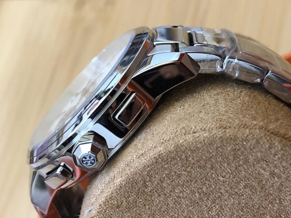 美しい時計★TORY BURCH Collins Silver-Tone Chronograph Watch Tory Burch Collins Silver Chronograph Stainless Steel Strap