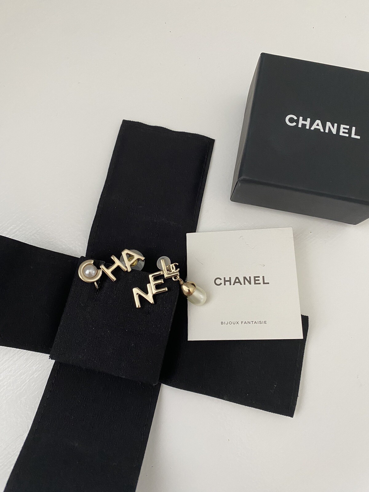 Chanel Pearl Stud Earrings Elegant Luxury Fashion Jewelry-image