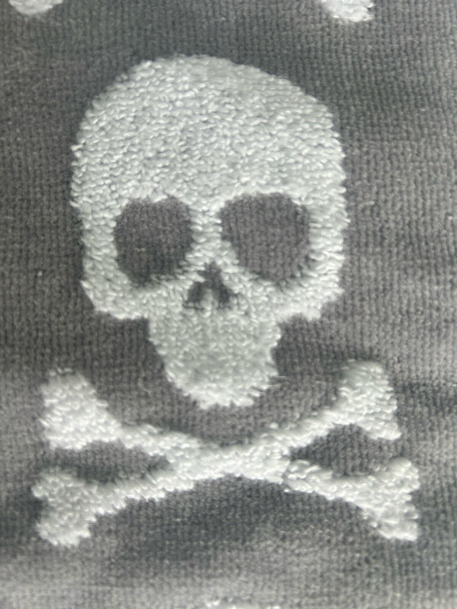 CARO Home Halloween Skull Crossbones Bath Towel Gray/White