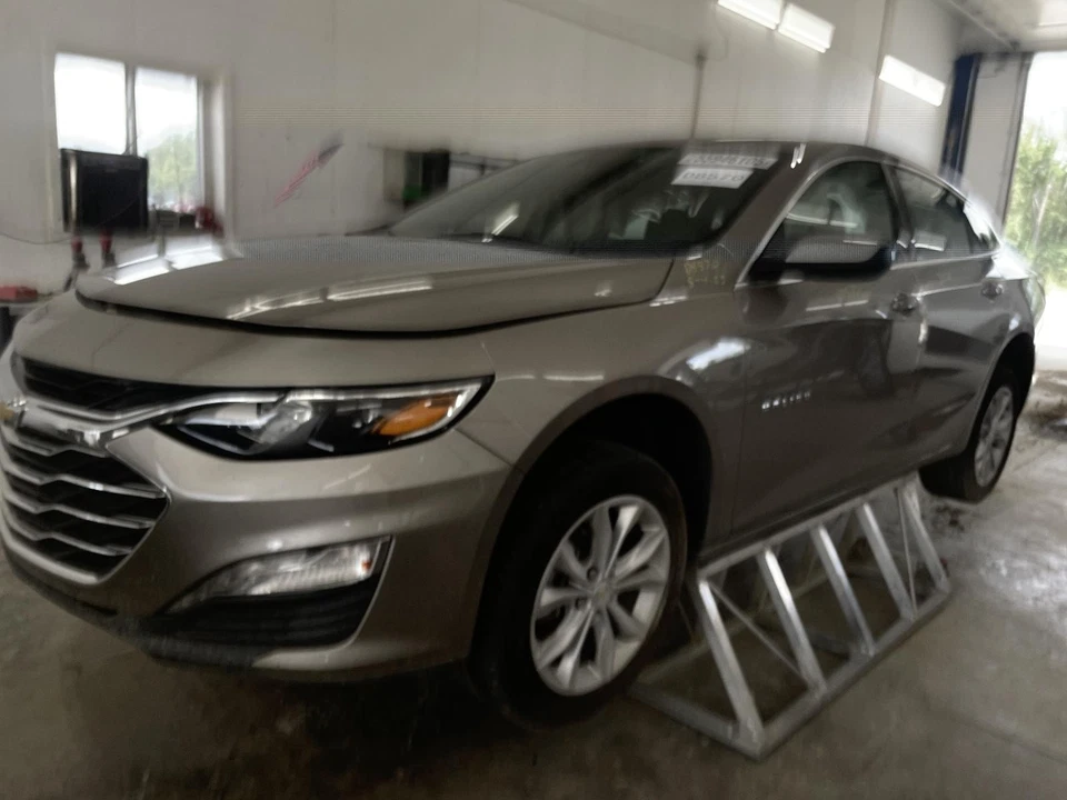 Gato de piso usado se adapta a: Chevrolet Malibu 2023 grado A Foto 2 de 4