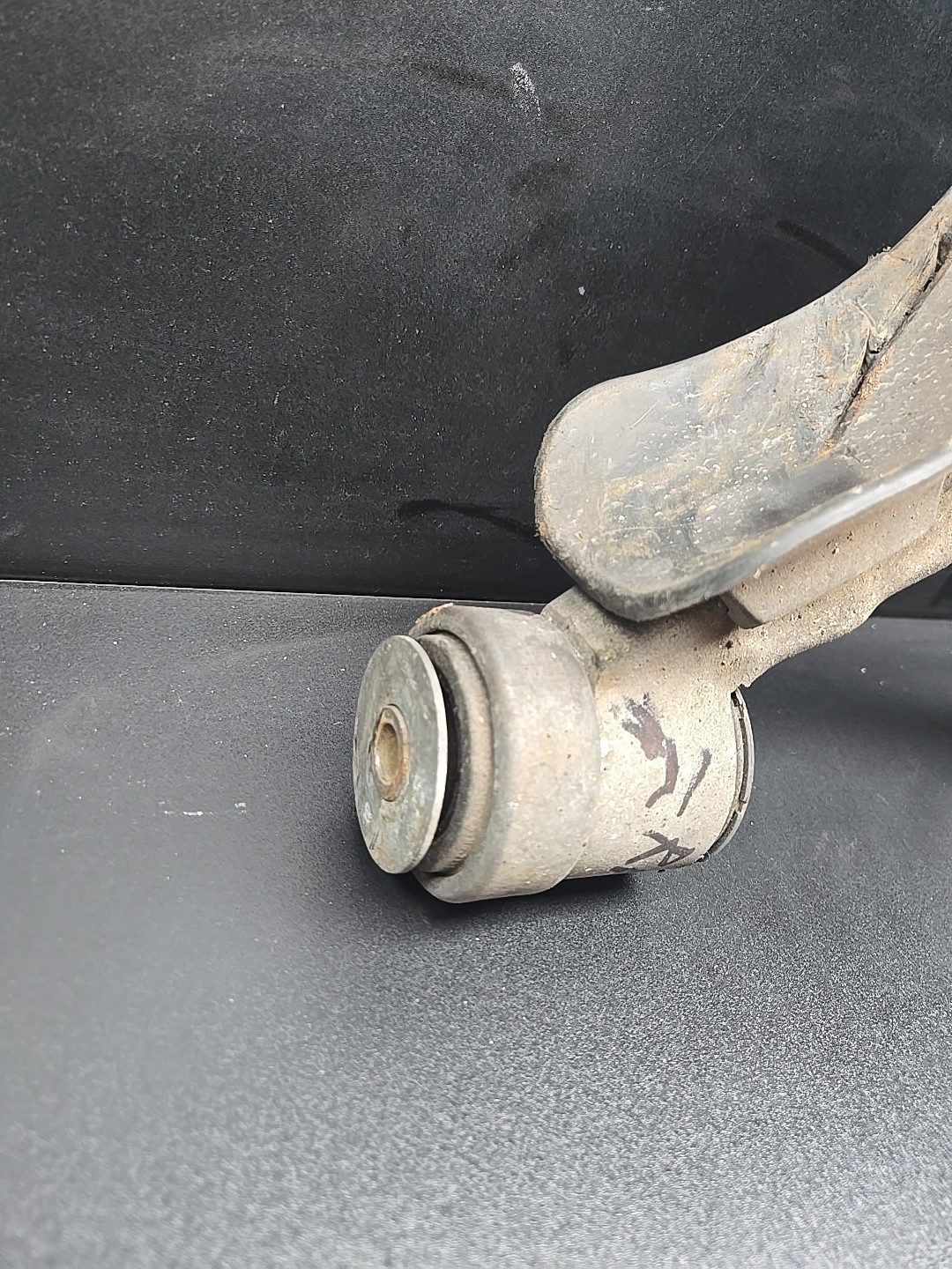 04-08 Maserati M139 Quattroporte Front Right Passenger Lower Control Arm 3206581