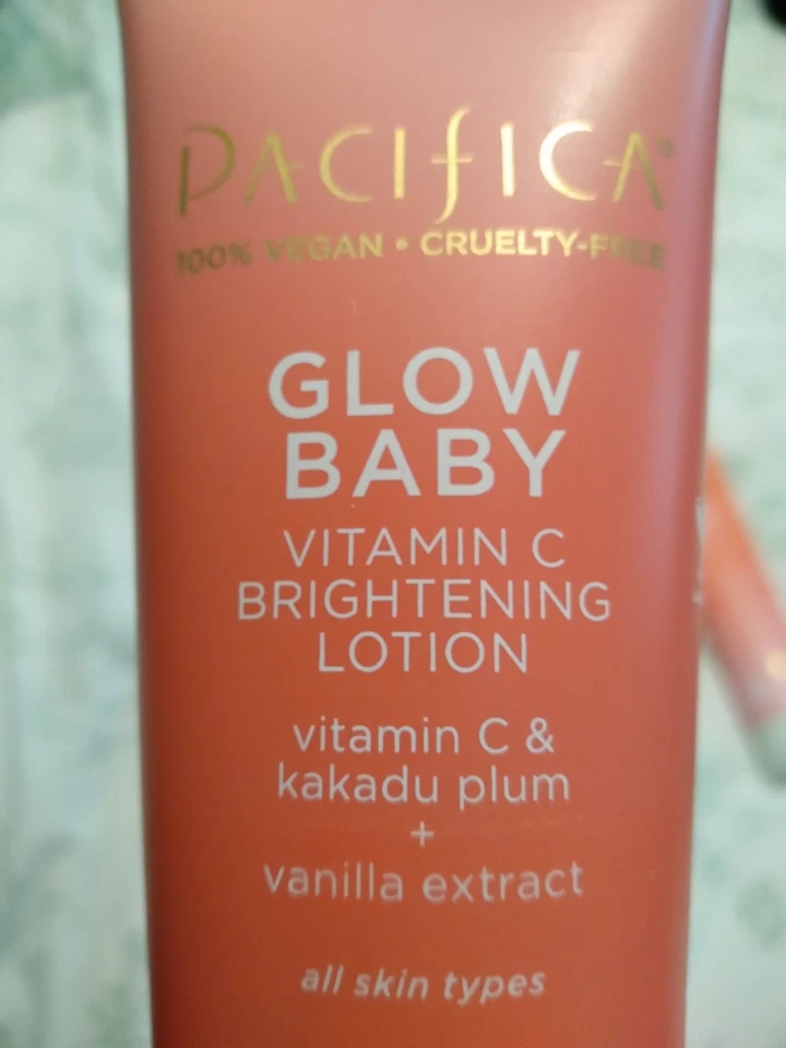 Pacifica Glow Baby AHA Exfoliante Corporal Iluminador y Vitamina C Loción Iluminadora Set Foto 3 de 4