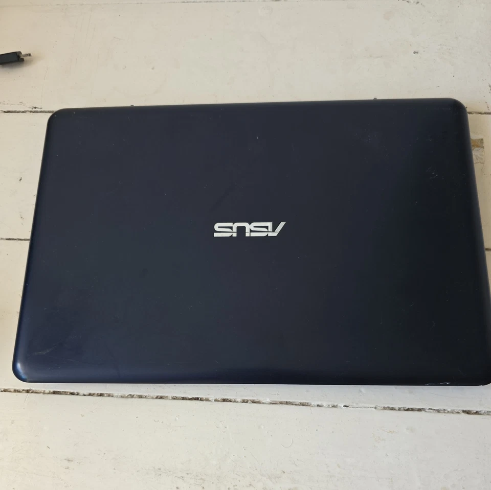 Asus X205T quad core 2GBram 32GB - works but not charging. power supply included - Image 2 of 4