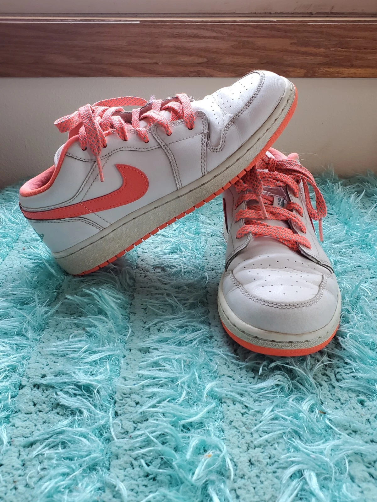 Sneaker Nike Air Jordan 1 Low Retro bianche corallo con cuciture in acqua giovane taglia 3 5