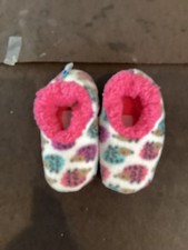 NWT Snoozies Baby  slipper hedgehogs , white /grip soles size small - 0-3M