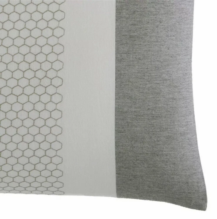 Almohada Floral Vera Wang Tuille 15" x 20" Gris Blanco Foto 2 de 4