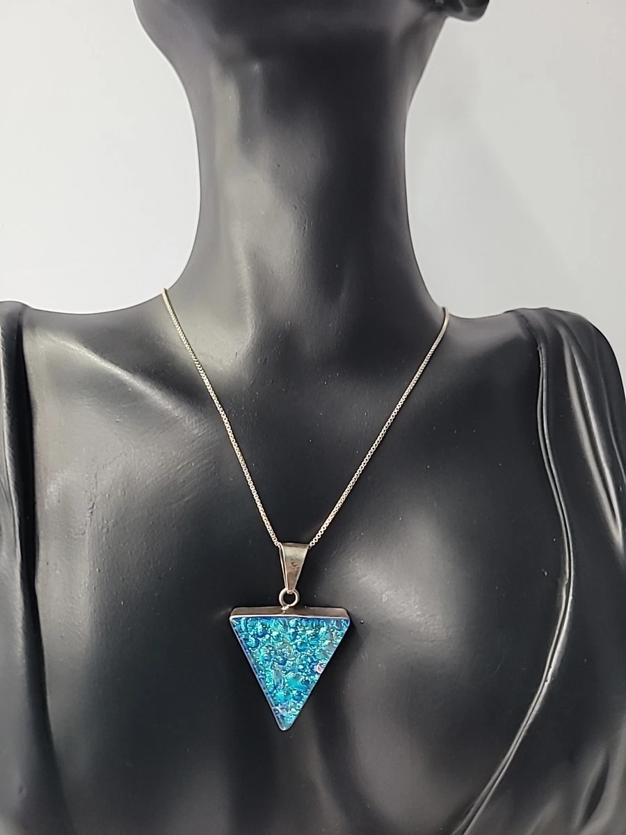 Ciondolo Piramide Triangolo In Acciaio Inossidabile Con Catena Da 60 Cm Per Uomo E Donna. Design Due Lati: Uno Lucido E Uno Satinato. Gioiello Moderno, Minimal E Resistente, In Elegante Contenitore Regalo.
