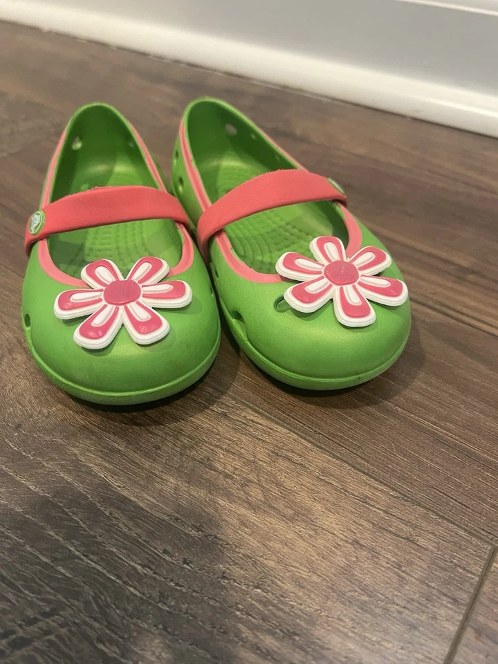 Zapatos planos de ballet Crocs verdes y rosas Mary Jane talla C8 (algunos copos rosas) Foto 2 de 4
