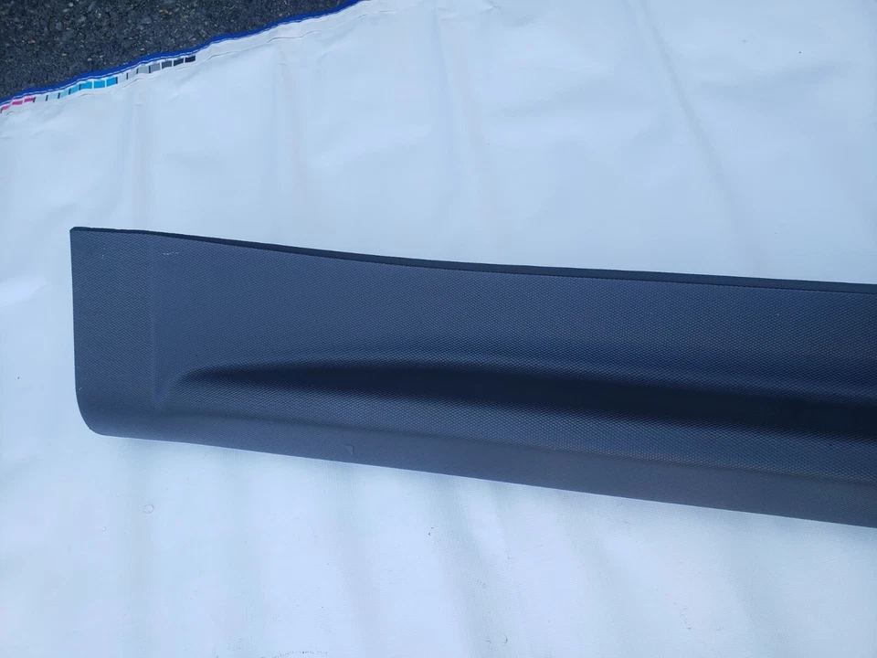 Moldura inferior exterior puerta trasera derecha Chevrolet OEM 10-17 Equinox RR 25824827 Foto 3 de 4