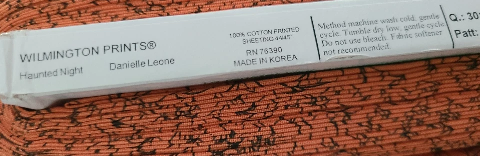 Tela BTY X 45"W de Wilmington estampados tela tela de araña negra sobre naranja acolchado costura Foto 2 de 4