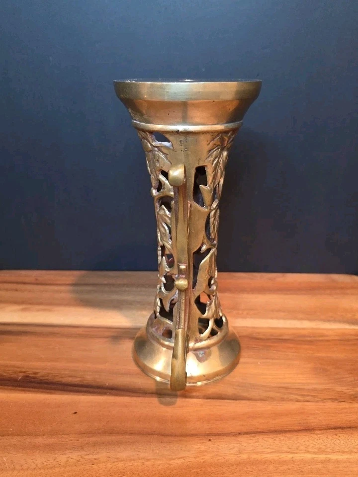 Jarrón cementerio antiguo de latón de 8,34" adornado con tornillo en placa inferior pesado conmemorativo Foto 4 de 4