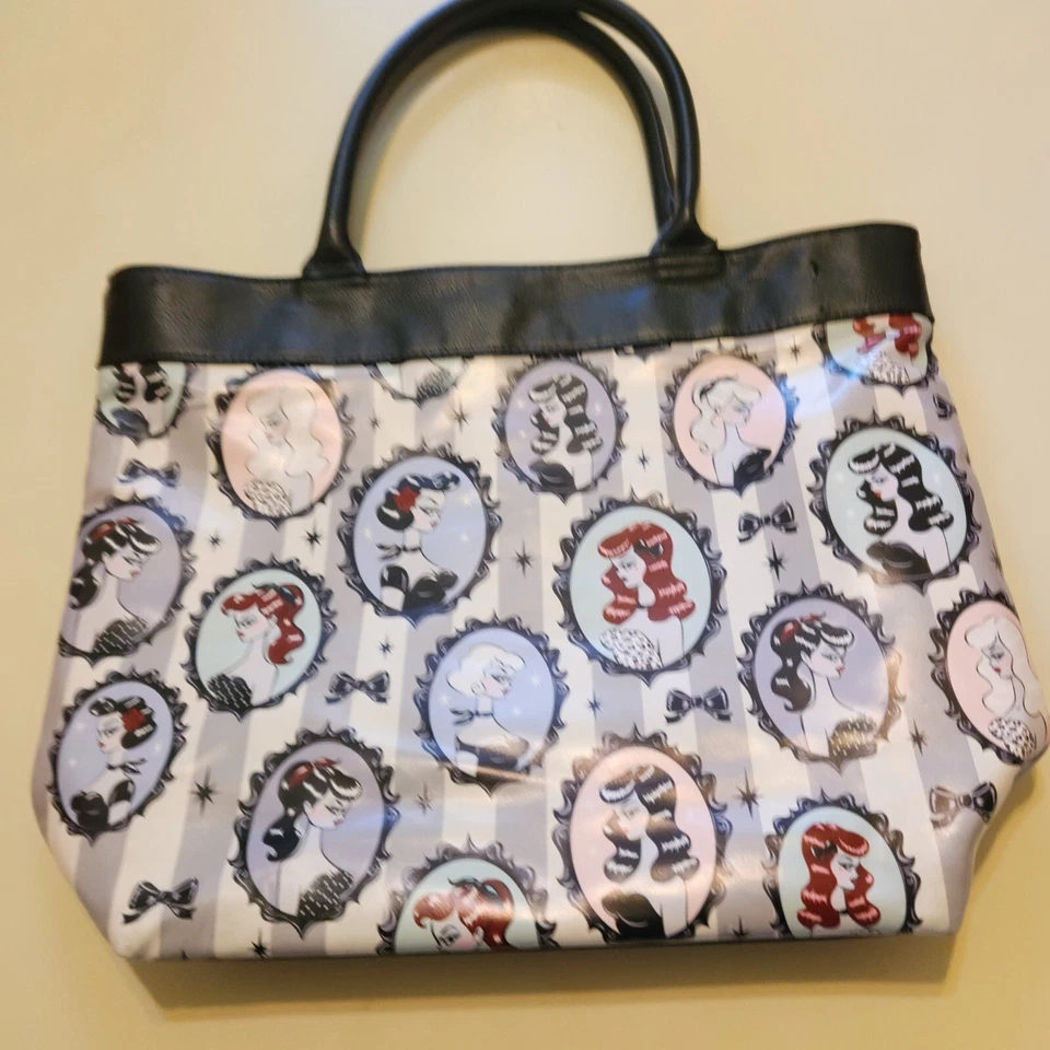 浮雕娃娃托特包手提包磁性扣复古风格绒毛设计 — 第 2/4 张图片