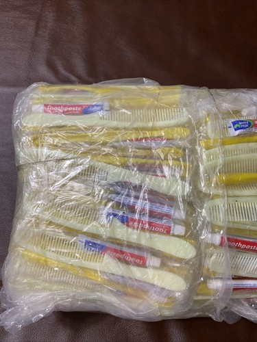 Yellow 200 Pack Disposable Toothbrushes with Toothpaste and Comb Set - Picture 2 of 5