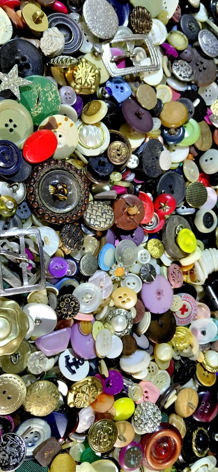 5.496 POUNDS OF VINTAGE & ANTIQUE BUTTONS /HUGE LOT  - Image 3 of 4