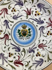 GRAZIOSO PIATTO FIGURATO-SAN MARINO-MARMACA-ARTISTICI DECORI POLICROMI-STEMMA