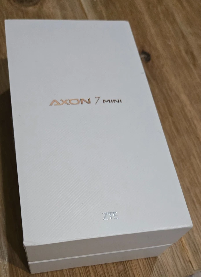 Mini caja y documentos ZTE Axon 7 solamente, en excelente estado como se muestra. Foto 2 de 4