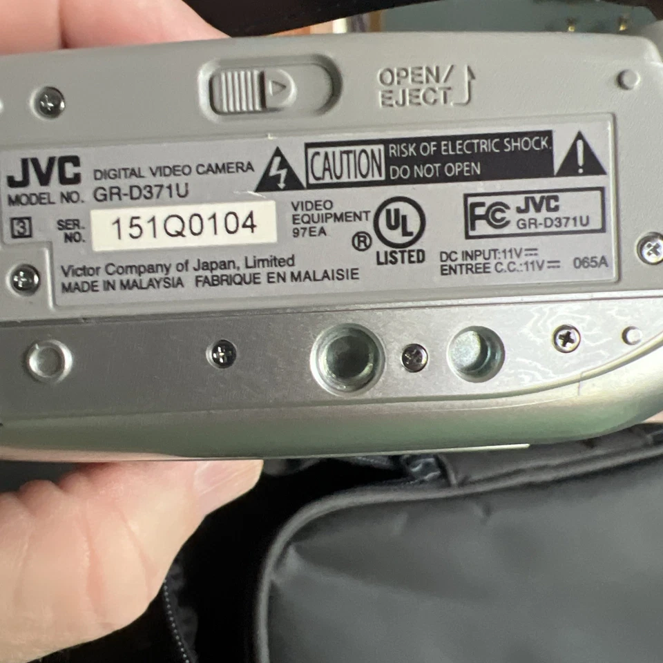 JVC GR-D371U Mini DV Camcorder with Case For Parts Not Working w/carrying case. - Image 4 of 4