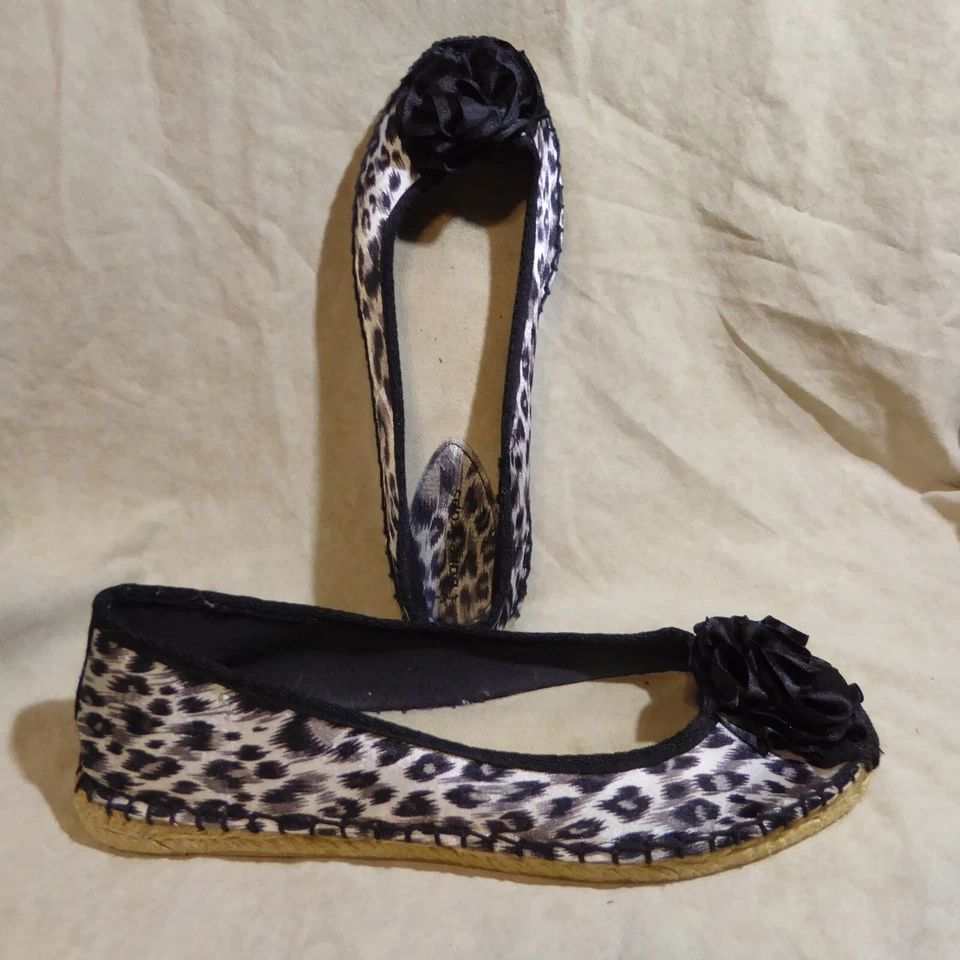 🩰 Pisos de ballet BareTraps talla 8,5 M estampado animal blanco y negro; acento floral Foto 2 de 4