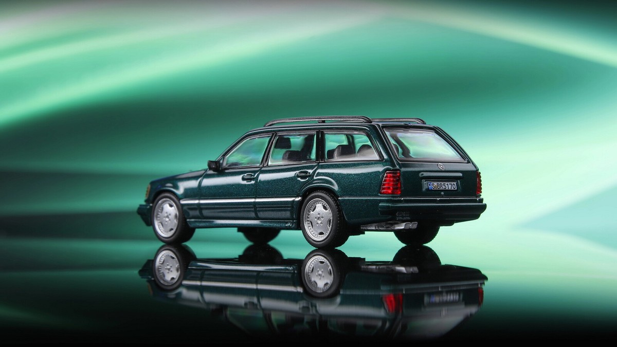 ミニカー Mercedes Benz E-class E200  S124 Mortal 1/64 Mercedes-Benz E-Class E300 S124 Wagon Green1