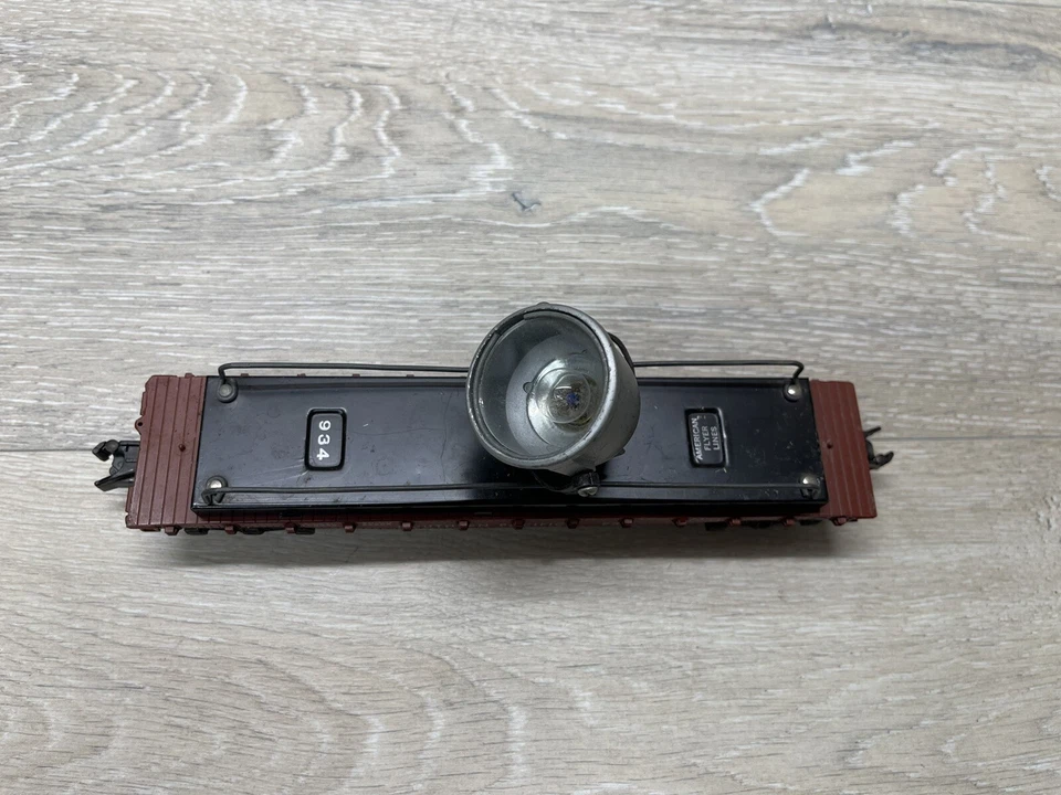 AMERICAN FLYER S scale - 934 C.&N. W.R.Y. 42597 FLAT CAR w/ SPOTLIGHT METAL - Image 2 of 4