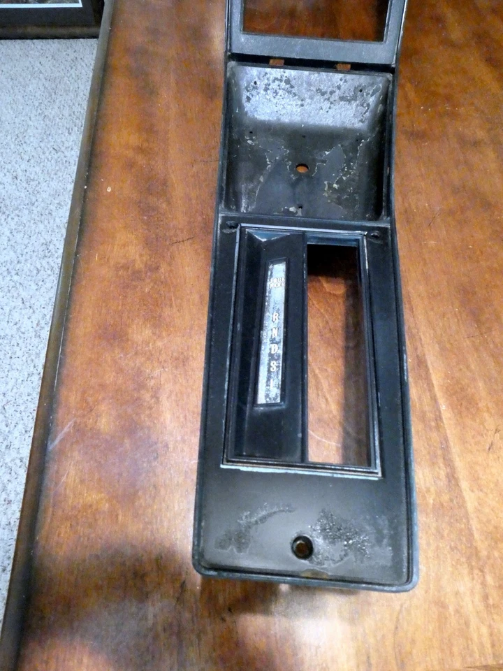 Oldsmobile 442 Cutlass Supreme 1973-1977 consola central cubierta superior Foto 2 de 4