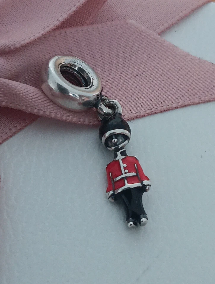 Retired Pandora Soldier Guard Charm VGC Buckingham Palace London Queen King Rare - Image 2 of 4