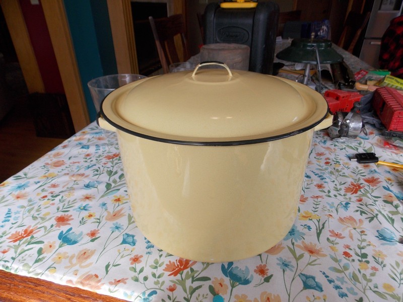 Large vintage pot to go with Monterrey Western Ware enamel plates, etc. NO RESER