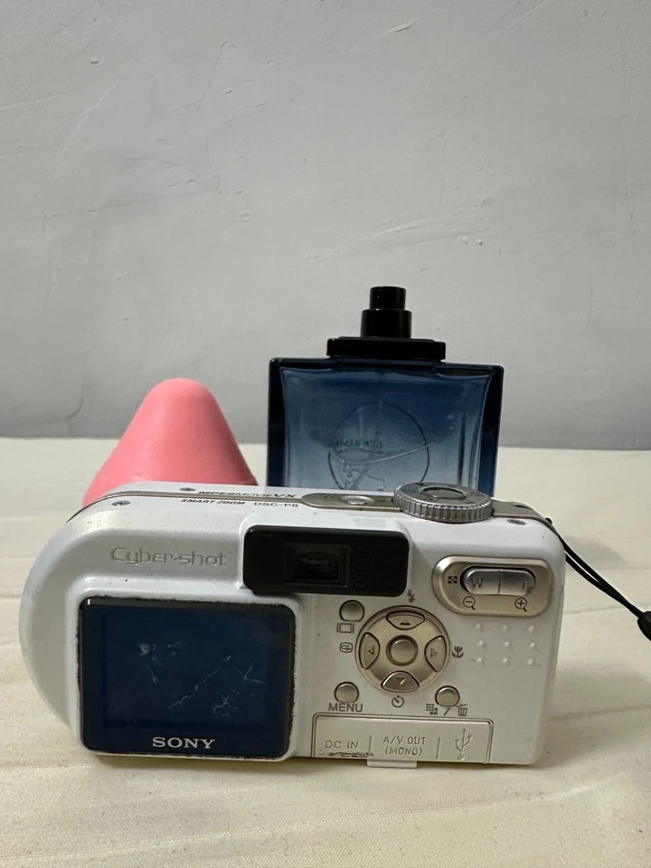 Sony Digital Camera Cybershot DSC-P8 3.2MP White Good Condition - Image 3 of 4