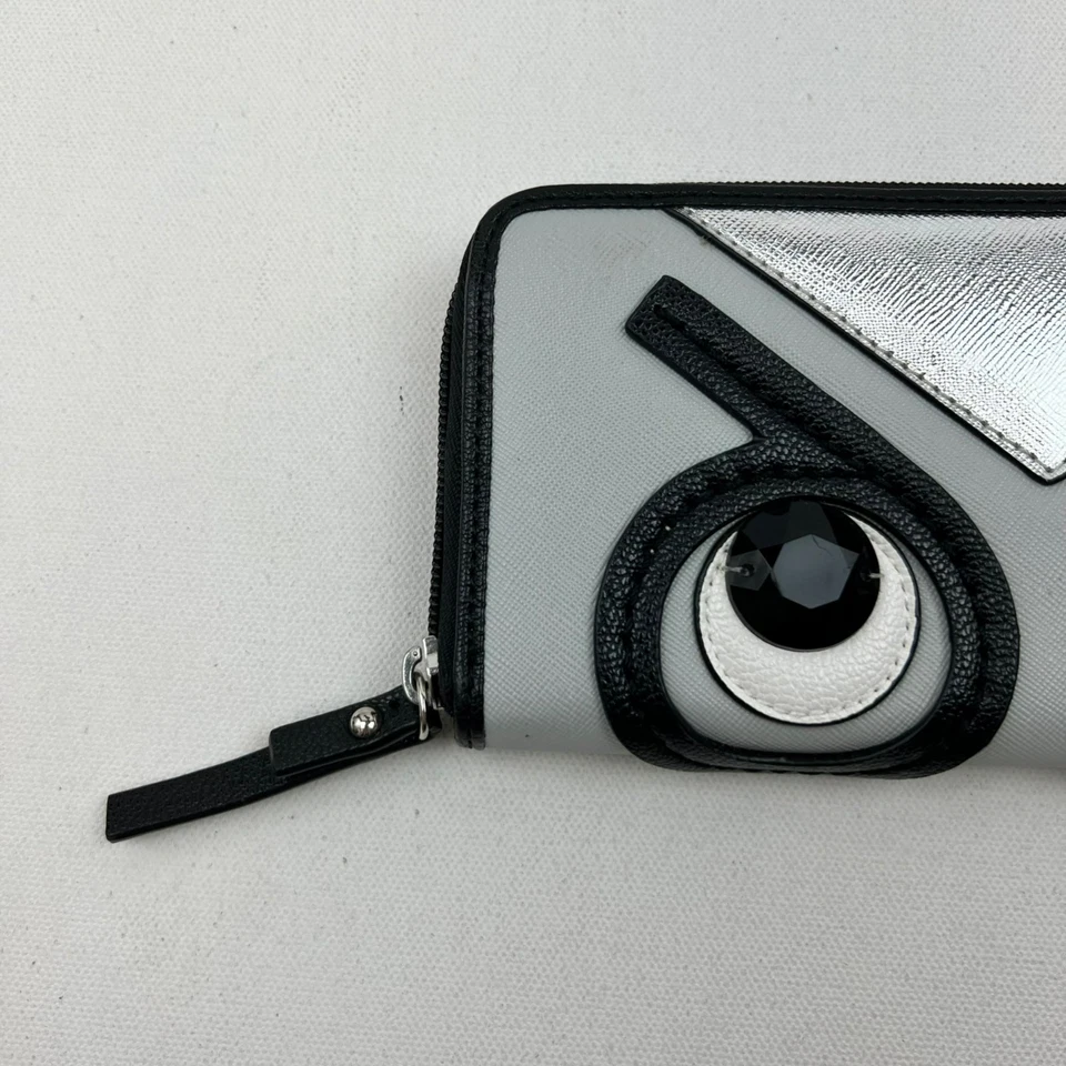 Cartera organizadora Nine West plateada/negra/blanca con cremallera Foto 2 de 4