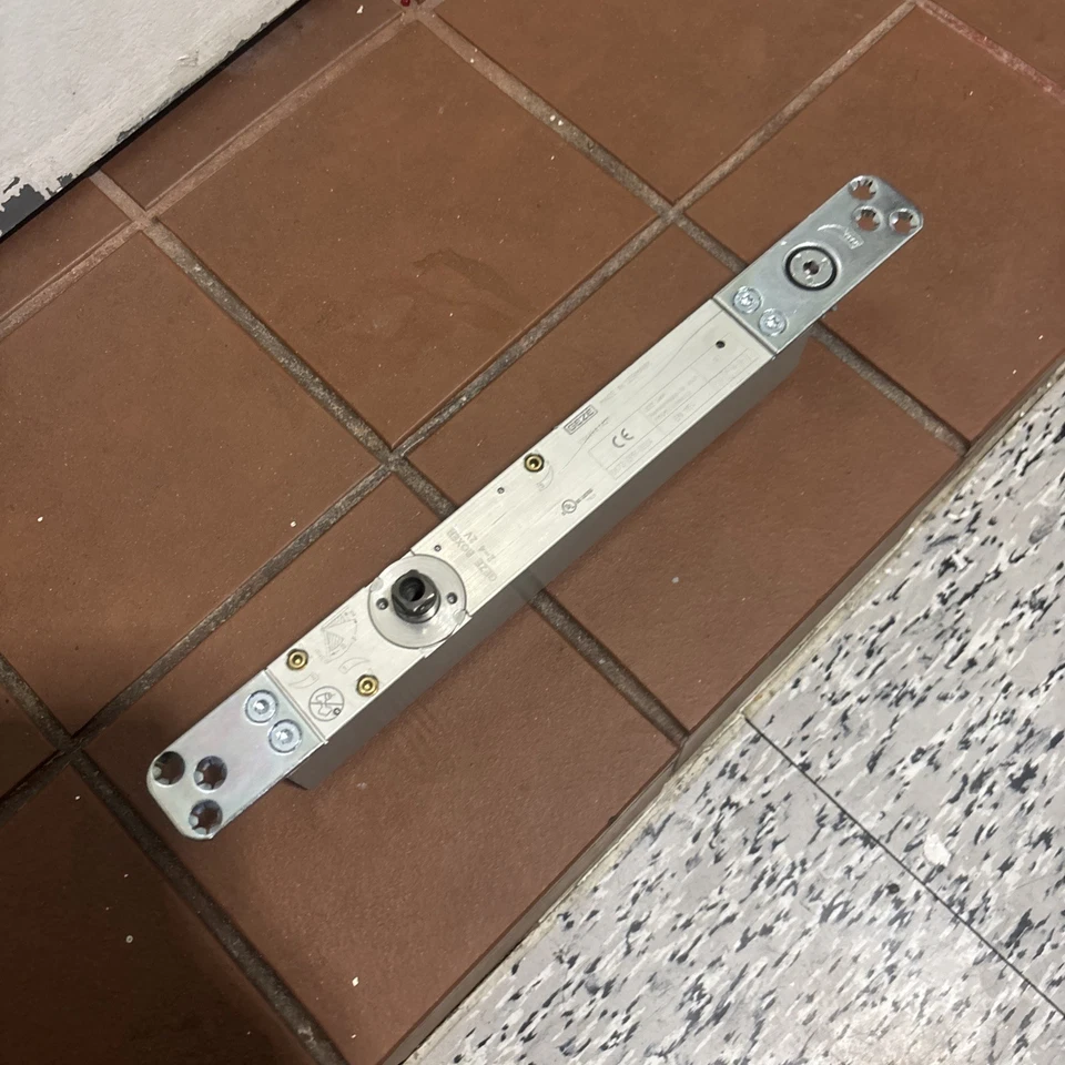 Cierrapuertas ocultas de alta resistencia Geze Boxer2-4, fuego/comercial, 130 kg Foto 2 de 3