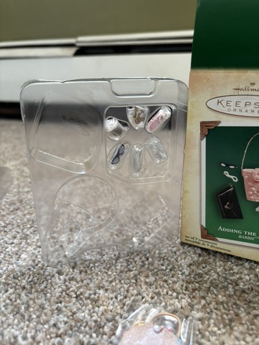BRANDNEU Hallmark Ornament 2004 Barbie Hinzufügen des richtigen Touch Set / 9 Zubehörteile - Bild 3 von 7