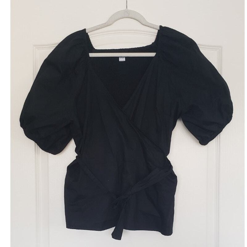 ESMOK ♡balloon tops black Frame Women's V-Neck Smocked Top Balloon Sleeves in Black