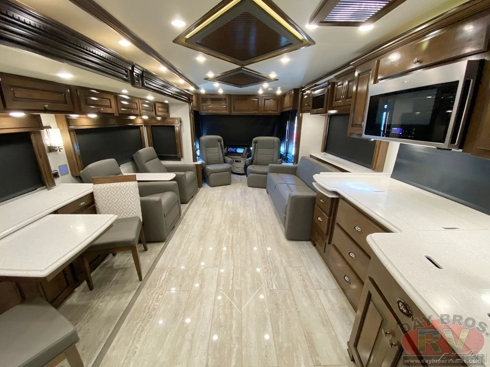 21 Newmar Coach Dutch Star 4369 Luxury Diesel Motorhome Class A RV Recliners - Image 4 of 4