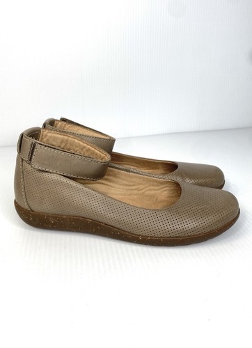 Clarks Medora Nina Ankle Strap Flats Women’s Size 9 Beige Perforated Leather