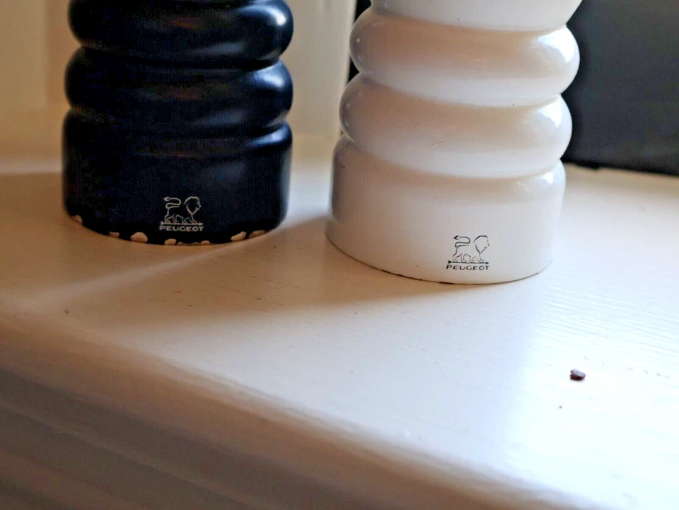 Juego de 2 molinillos de pimienta y sal Peugeot Paris laca BLANCA Y AZUL MARINO 8,5" Foto 2 de 4